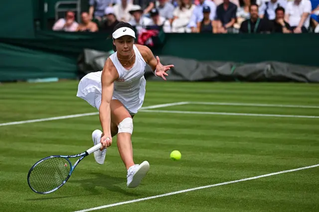 Wimbledon 2026 Şampiyonası'nın ilk gününde oynanan Kadınlar Tekler ilk tur maçında Türkiye'den Zeynep Sönmez, ABD'li Ann Li'ye karşı mücadele ediyor.