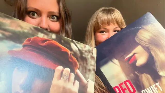 Nicki Vleisides (balra) és Andie Furber.
