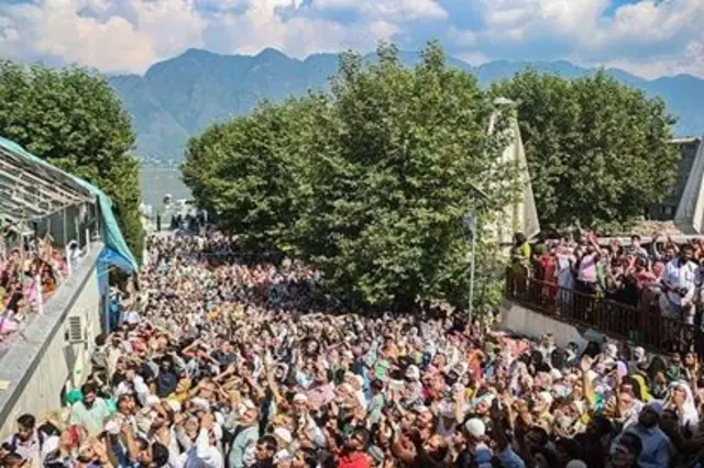 حضرت بل کو انتہائی احترام اور عقیدت کی نظر سے دیکھا جاتا ہے