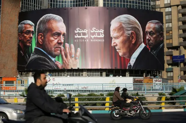 ইরানে মার্কিন যুক্তরাষ্ট্র এবং ইসরায়েল বিরোধী ব্যানার। 