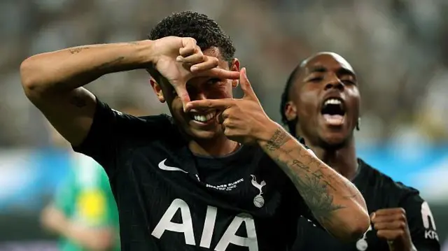 '사진 찍는 포즈'의 세리머니를 하는 브레넌 존슨의 모습