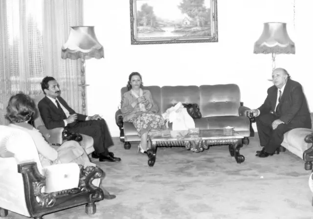 Bülent Ecevit ve Süleyman Demirel eşleriyle bir salonda oturuyor 