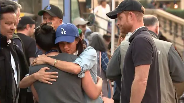 山火事の被災者を抱きしめるメガン妃とハリー王子