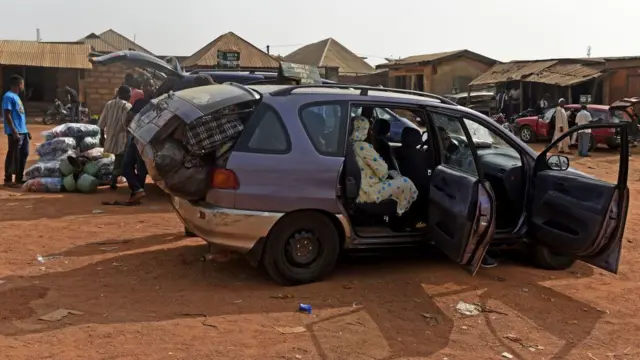 Aworan ibudokọ ti ko si eeyan ati ọkọ pupọ nibẹ.