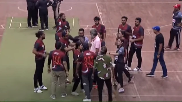 তারকাদের ক্রিকেট খেলায় মারামারির ঘটনা আলোড়ন ফেলে