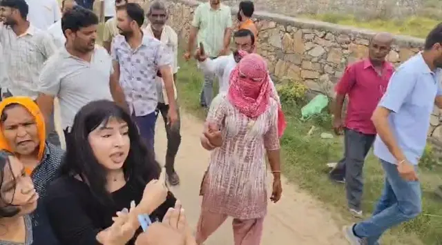 सीजेपी कार्यकर्ताओं को गांव से बाहर जाने के लिए कहते कुछ लोग