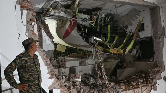 अहमदाबाद में क्रैश हुए विमान के वॉयस रिकॉर्डर में दोनों पायलट के बीच बातचीत में इस स्विच के कट ऑफ़ स्थिति में होने का ज़िक्र है