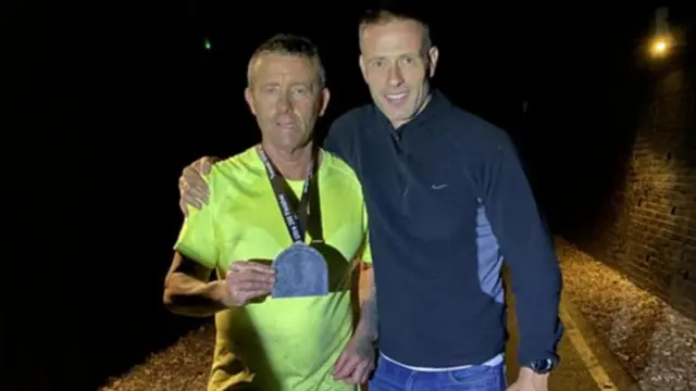 کارل باکستر (سمت چپ) در کنار مارک کوکبین، مدیر مسابقات (سمت راست)