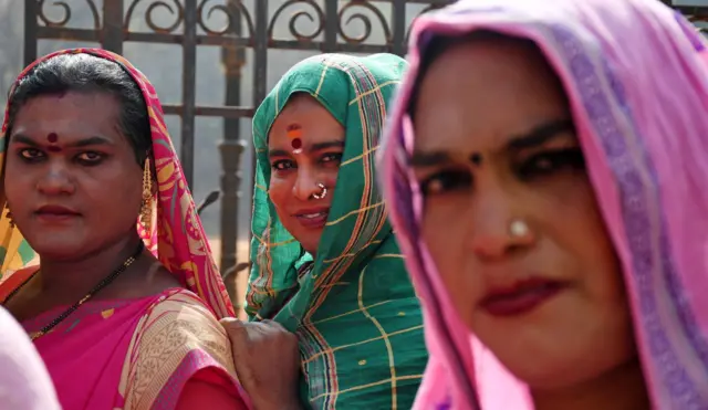 या फोटोत भारतातील ट्रान्सजेंडर समुदायातील व्यक्ती दिसत आहेत.