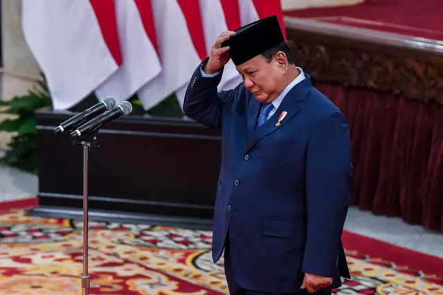 Presiden Prabowo Subianto bersiap melantik sejumlah Duta Besar Luar Biasa dan Berkuasa Penuh (LBBP) di Istana Negara, Jakarta, Senin (24/3/2025). Presiden Prabowo Subianto melantik dan mengangkat 31 Duta Besar LBBP Republik Indonesia berdasarkan Keputusan Presiden (Keppres) Nomor 25/P dan 40/P Tahun 2025 tentang pengangkatan Duta Besar Luar Biasa dan Berkuasa Penuh Republik Indonesia.