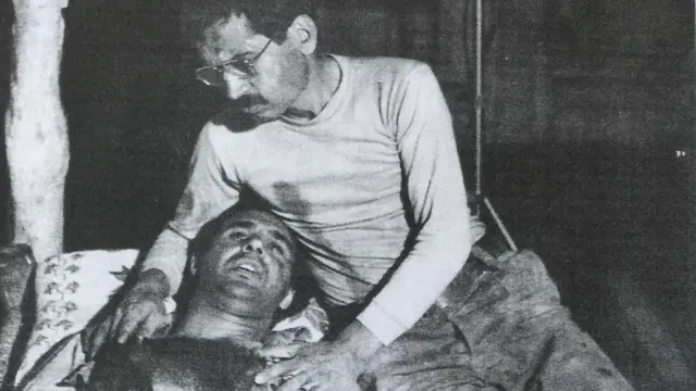 صحنه‌ای از فلم «پسر بیوه» با حضور مرتضی بایقرا.