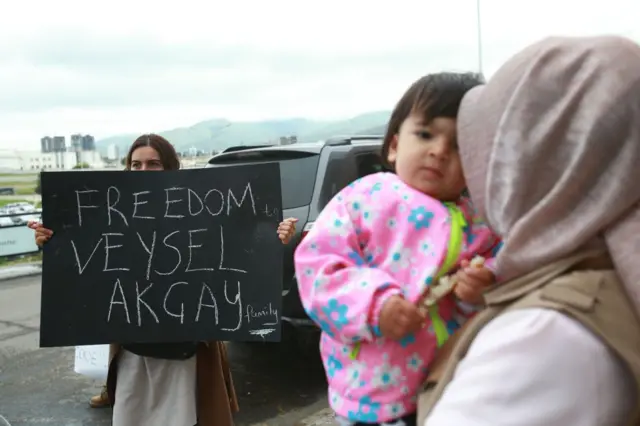 Монголияда кармалган мугалимди жактап чыккандар