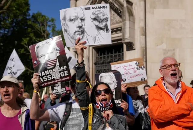 Abashyigikiye Assange imbere y'urukiko mu Bwongereza