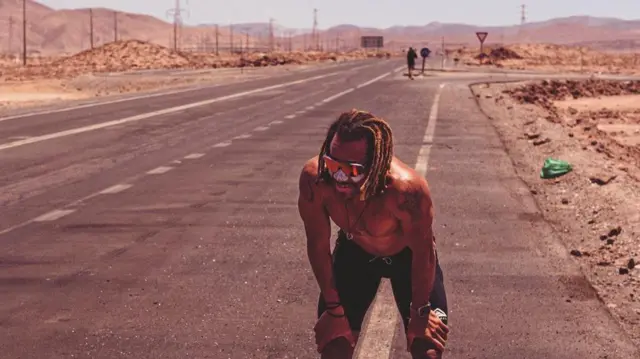 منج ورزشکار سابق المپیکی است که الان مربی دو و میدانی شده است