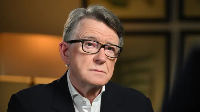O ex-embaixador britânico nos Estados Unidos, Peter Mandelson, de terno preto e camisa branca, em entrevista à BBC em janeiro de 2026