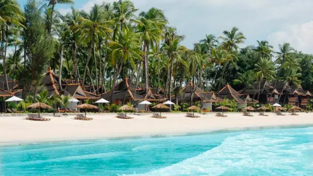 ဗိုလ်ချုပ်မှူးကြီးမင်းအောင်လှိုင်နဲ့ နီးကပ်တဲ့ ဆက်ဆံရေးရှိသူလို့ သတင်းကြီးတဲ့ ဦးအောင်မျိုးမင်းဒင် ပိုင်တဲ့ Amazing ငပလီဟိုတယ်