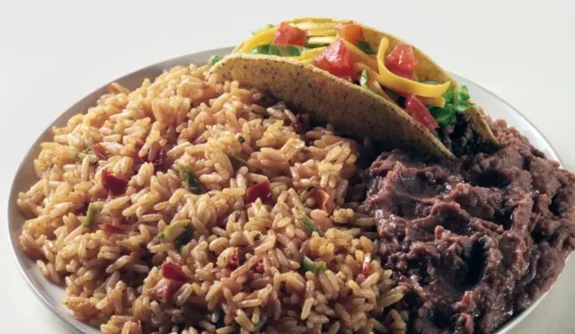 Un plat de riz avec une friture bien pimentée