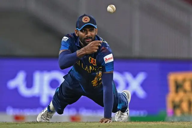 තරගයේ 15 වන පන්දු වාරයේ දී තමන් එල්ල කළ පහරකට ලකුණු දෙකක් කරා දිව යෑමට උත්සාහ දැරූ මිචෙල් මාර්ෂ්ව දුවද්දී දවා ගැනීමට චාමික කරුණාරත්න සමත්විය.