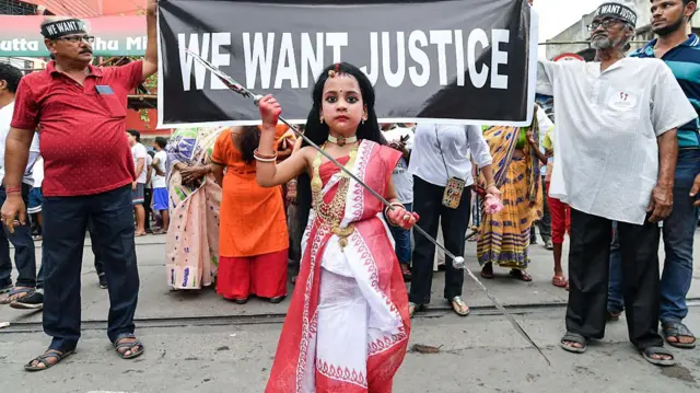 सड़क पर विरोध प्रदर्शन करते एक बच्ची