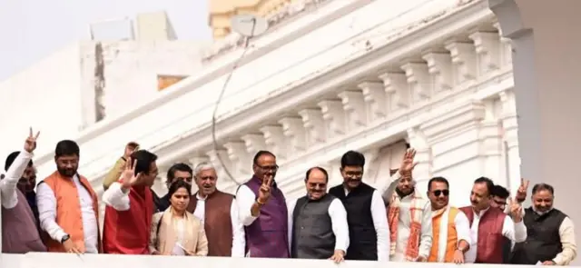 राज्यसभा निवडणुकीत भाजपला मतदान करणाऱ्या समाजवादी पक्षाच्या आमदारांसह उप-मुख्यमंत्री ब्रजेश पाठक.