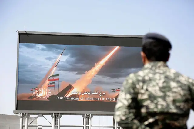 Военнослужащий отряда хуситов наблюдает за пропагандистской трансляцией ракетных пусков из Ирана