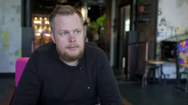 Финн-орус чек арасындагы шаарда барда менеджер болуп иштеген Юсо, эгер муктаждык болсо согушка барууга даяр экенин билдирди