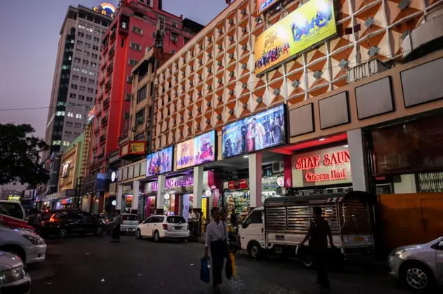 ရန်ကုန်မြို့လယ်က ရှေ့ဆောင်ရုပ်ရှင်ရုံ ပုံဟောင်း