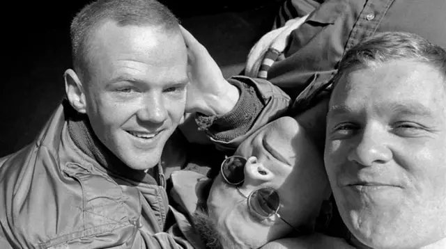 브론스키 비트의 데뷔 싱글은 그룹의 창립 멤버인 지미 서머빌과 스티브 브론스키, 래리 스타인바첵