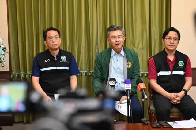 นพ.ทวีศิลป์ วิษณุโยธิน อธิบดีกรมการแพทย์ (กลาง), นพ.สกานต์ บุนนาค รองอธิบดีกรมการแพทย์ (ขวา), และ นพ.สุทัศน์ โชตนะพันธ์ รองอธิบดีกรมควบคุมโรค (ซ้าย) ในงานแถลงข่าวเมื่อวันที่ 3 มิ.ย. 2568