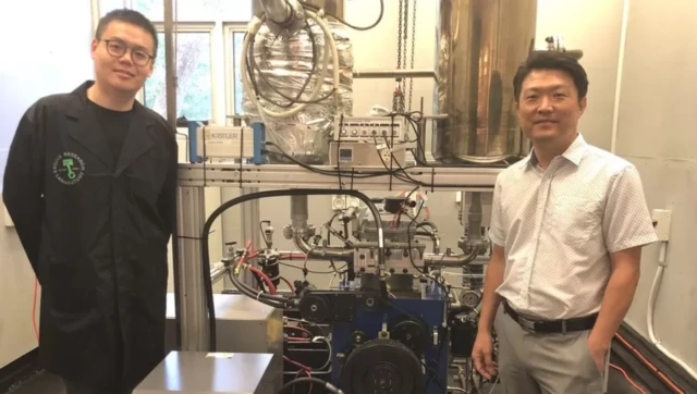 အခုလို အောင်မြင်အောင် ဆောင်ရွက်နိုင်ခဲ့တဲ့အဖွဲ့ကတော့ နယူးဆောက်ဝေးလ်စ် တက္ကသိုလ်က စက်ပစ္စည်း လည်ပတ်မှုနဲ့ ထုတ်လုပ်ရေးအပိုင်း အင်ဂျင်နီယာဌာနက ပါမောက္ခ ရှောင်ကွတ် နဲ့တကွ သူ့ရဲ့ အဖွဲ့သားတွေ ဖြစ်