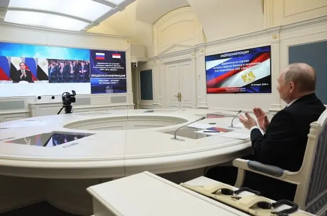 Россия президенти Владимир Путин 2024 йил 23 январь куни Москвада туриб, видеомулоқот орқали Мисрнинг Ўрта ер денгизи соҳилидаги Эл-Дабаа шаҳрида қурилаётган илк атом электр станциясининг 4-энергоблокига биринчи бетон қуйиш маросимида иштирок этмоқда.