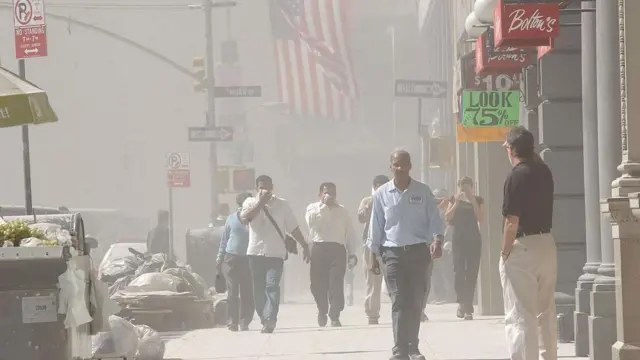 Gente camina entre el humo tras los atentados del 11-S