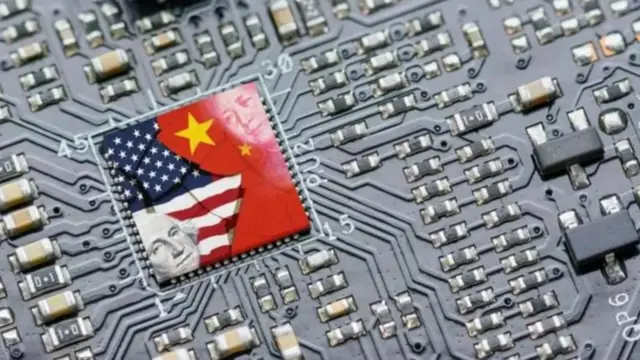 美国晶片面板背景上有中美两国国旗
