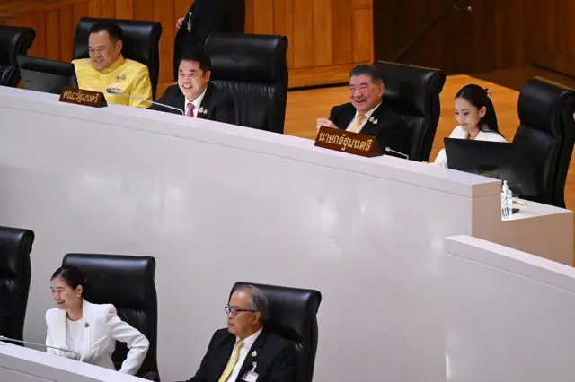 นายกฯ และ ครม. บางส่วนหัวเราะ ระหว่างฟังหัวหน้าพรรค พปชร. บอกว่า "เป็นคนพูดไม่ค่อยเก่ง อาจไม่กระฉับกระเฉงเท่าตอนเป็นหนุ่ม ๆ"