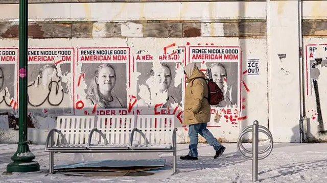 Una persona pasó frente a una parada de autobús donde se colocaron carteles en honor a Renee Good el 19 de enero de 2026 en Minneapolis, Minnesota. Las protestas y manifestaciones continúan en Minneapolis y St. Paul después de que un agente de ICE disparó fatalmente a Good en su automóvil durante un incidente en el sur de Minneapolis el 7 de enero. (Foto de Brandon Bell/Getty Images)