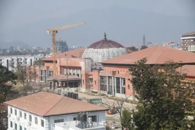 सिंहदरवारस्थित निर्माणाधिन संसद् भवन परिसर जहाँको एउटा हलमा हाल प्रतिनिधिसभाको बैठक बसिरहेको छ