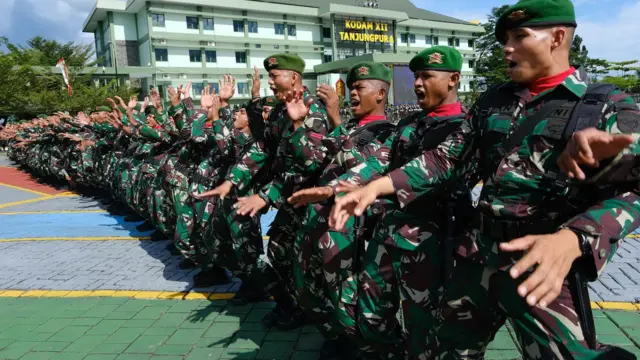 Sejumlah personel TNI AD menyanyikan yel-yel untuk Pejabat lama Pangdam XII/Tanjungpura Mayjen TNI Sulaiman Agusto saat parade pelepasan di Makodam XII/Tanjungpura di Kabupaten Kubu Raya, Kalimantan Barat, Selasa (2/5/2023).