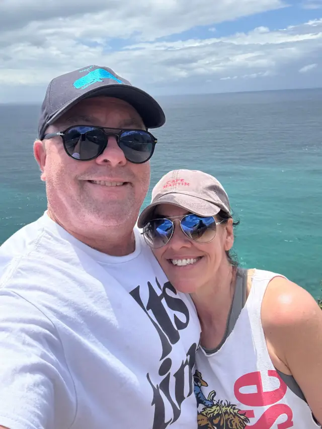 Molly Roden Winter con su novio Jason lucen gafas de sol. En el fondo, el mar.