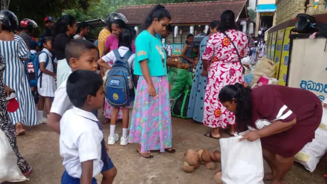 දරුවන් පොල්කටු රැගෙන එන අයුරු