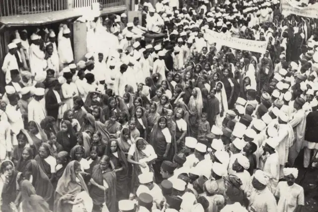 मुंबई में महिलाओं के नेतृत्व में हाथ से कताई को बढ़ावा देने के लिए एक जुलूस निकाला गया, जिसमें प्रतिभागी तकली लेकर चल रही थीं, जो घर में बुनी खादी के प्रति गांधीजी की प्रतिबद्धता का सम्मान करती है