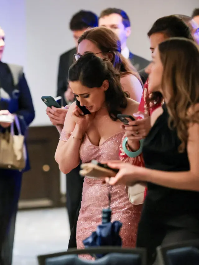 una de las asistentes al evento habla angustiada al teléfono