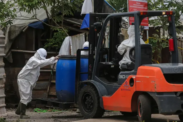 Tim Khusus Pelaksana melakukan dekontaminasi terhadap temuan yang tercemar radiasi Cesium-137 (Cs-137) di Kawasan Industri Modern Cikande
