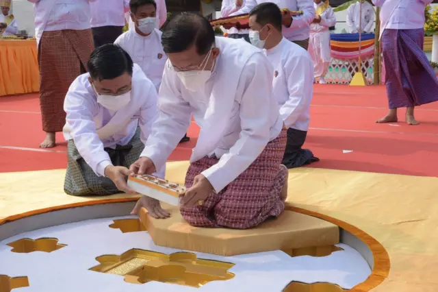 မာရဝိဇယ" ဗုဒ္ဓရုပ်ပွားတော်မြတ်ကြီး ရတနာအုတ်မြစ်တော်စီ မဟာမင်္ဂလာအခမ်းအနားမှာ စစ်ခေါင်းဆောင်နဲ့အတူတွေ့ရတဲ့ ဒုတိယဗိုလ်ချုပ်ကြီးကျော်စွာလင်း