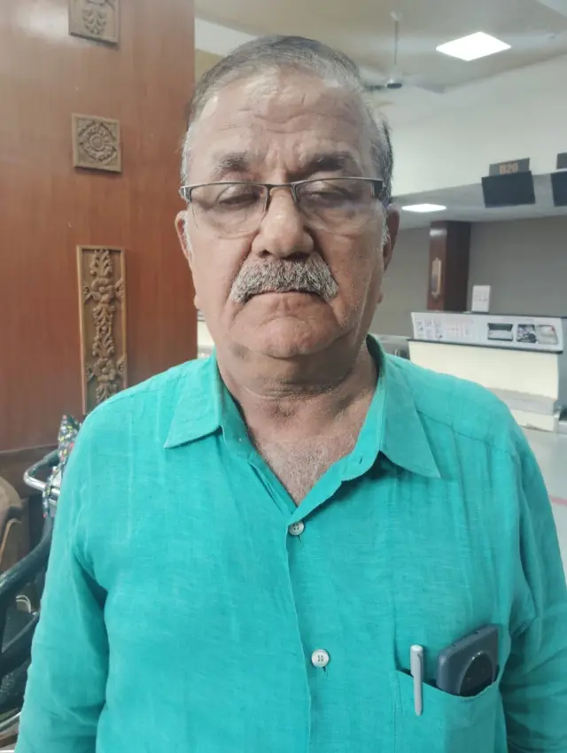 ગુજરાતીઓ નેપાળમાં ફસાયા, પર્યટન કે યાત્રા કૈલાશ માનસરોવર માટે રાજકોટ, અમદાવાદ અને ભાવનગરથી ગયેલા ગુજરાતીઓ, જેન ઝી વિરોધપ્રદર્શન, સોશિયલ મીડિયા ઉપર પ્રતિબંધ, નેપાળ યુવા આંદોલન, નેપાળ હિંસા, વડા પ્રધાન ઓપી શર્મા ઓલીનું રાજીનામું, રાષ્ટ્રપતિ રાજીનામું, કાઠમંડુમાં સેના, બીબીસી ગુજરાતી 