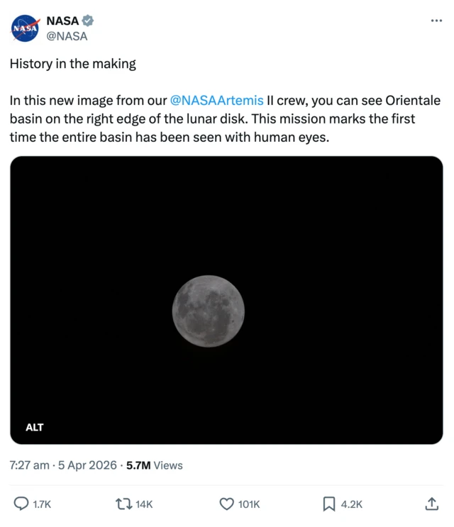 твіт NASA з фото майже повного Місяця на чорному тлі космосу. Місячний диск чіткий, зі світлими й темними деталями рельєфу. 