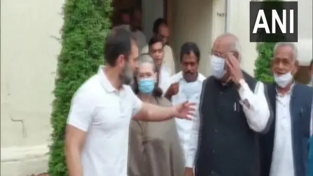 শুক্রবার সকালে সংসদ ভবনে দলীয় কার্যালয়ে এক বৈঠক সেরে বেরচ্ছেন সনিয়া গান্ধী, রাহুল গান্ধী সহ কংগ্রেস নেতারা