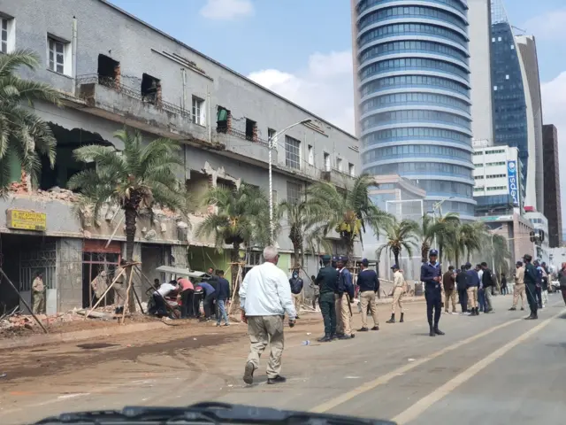 ዋቢ ሸበሌ ሆቴል አጠገብ የሚገኘውና ሎምባርዲያ የሚባለው የመናዊው ዕውቅ ነጋዴ ቤት ነበር። 