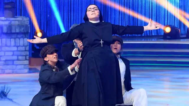 ኢጣልያዊት ፈላሲት ክሪስቲና ኣብ 2014 ናይ ‘ላይክ አ ቪርጅን’ ቅዲ ደርፊ ተቕርብ