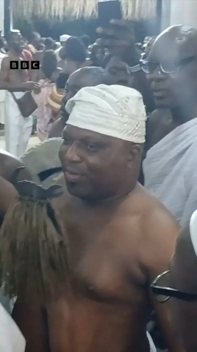 Awọn ọkunrin ro iro funfun mọ idi wọn, duro laarin erolasiko ọdun Ẹlẹgba Ejiwa