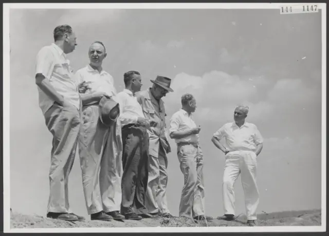 Foto hitam putih orang-orang Belanda.